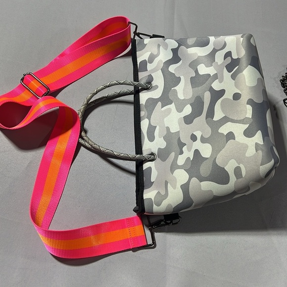 Haute shores purse/wristlet set - Picture 2 of 10